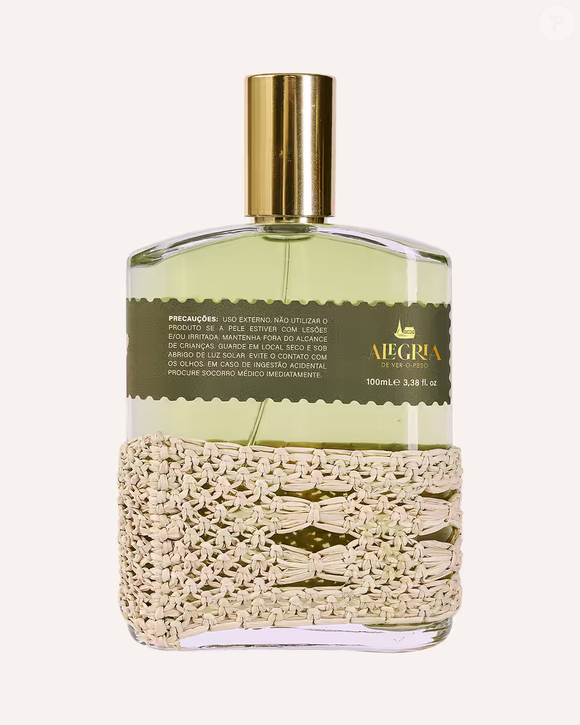 Além do perfume, a Cachaça de Jambu acompanha uma peça artesanal: uma saia de macramê feita com fibra de Buriti, produzida manualmente por comunidades de artesãs no Pará
