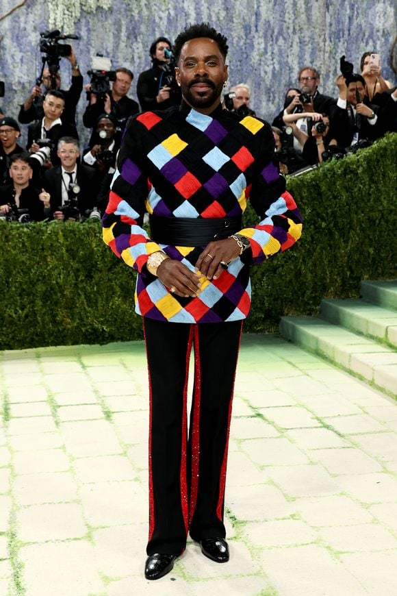 Colman Domingo compareceu ao Met Gala 2026 com um look que mistura referências de Piet Mondrian e do Pierrot, em sintonia com o tema 'Costume Art'