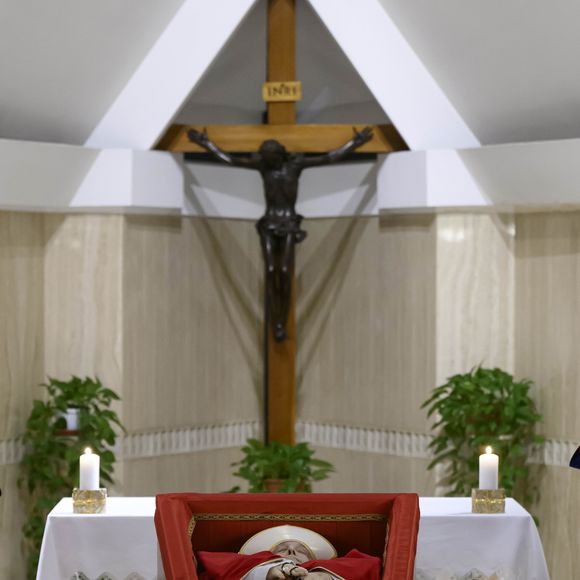 Fotos do corpo de Papa Francisco dentro de caixão foram divulgadas na noite desta segunda-feira (21) pelo Vaticano