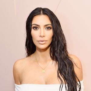2017: corpo definido de Kim Kardashian gerou rumores de que ela pudesse ter feito uma cirurgia plástica
