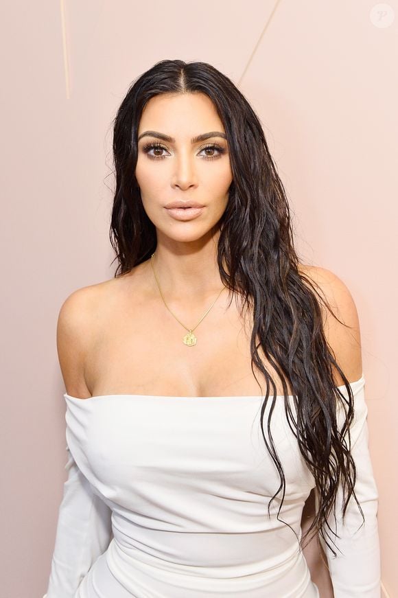 2017: corpo definido de Kim Kardashian gerou rumores de que ela pudesse ter feito uma cirurgia plástica