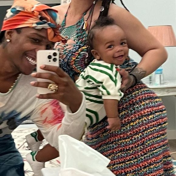 Na quinta-feira, 13 de fevereiro, Rihanna e seus filhos RZA, 2, e Riot, 18 meses, fizeram uma rara aparição no tribunal do Centro de Justiça Criminal Clara Shortridge Foltz, no centro de Los Angeles, para apoiar A$AP Rocky