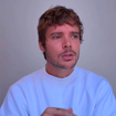 Chamado de 'sem carisma' por revista, João Lucas, marido de Sasha, 'vira o jogo': músico usa crítica para ganhar dinheiro com post sobre bebida com extrato de jambu e cúrcuma