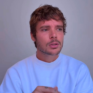 Chamado de 'sem carisma' por revista, João Lucas, marido de Sasha, 'vira o jogo': músico usa apelido para ganhar dinheiro com post sobre bebida com extrato de jambu e cúrcuma