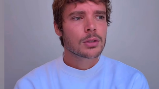 Chamado de 'sem carisma' por revista, João Lucas, marido de Sasha, 'vira o jogo': músico usa crítica para ganhar dinheiro com post sobre bebida com extrato de jambu e cúrcuma