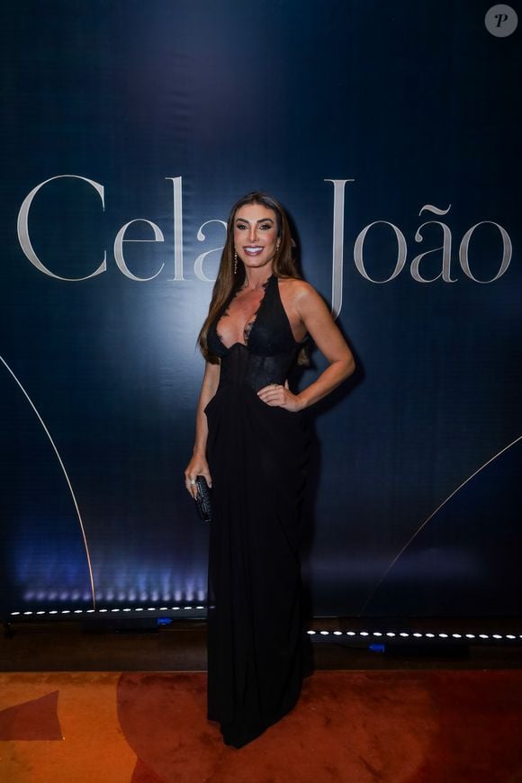 Nicole Bahls marca presença em festa de aniversário de Cela Lopes; apresentadora usa vestido preto
