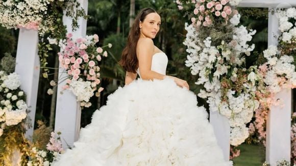 Larissa Manoela apostou num vestido branco exuberante para a celebração de seu 3º casamento.