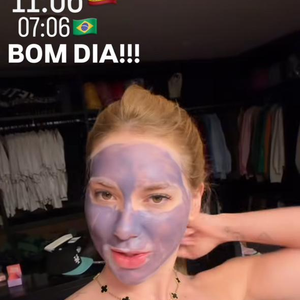 Começar vários produtos de uma vez pode dificultar a descoberta do que realmente funciona para a pele. Segundo Larissa Oliveira, iniciar diversos cosméticos simultaneamente 'dificulta identificar qual deles está causando uma reação'. Por isso, a especialista recomenda estratégia, consistência e escolha de produtos de acordo com as necessidades individuais