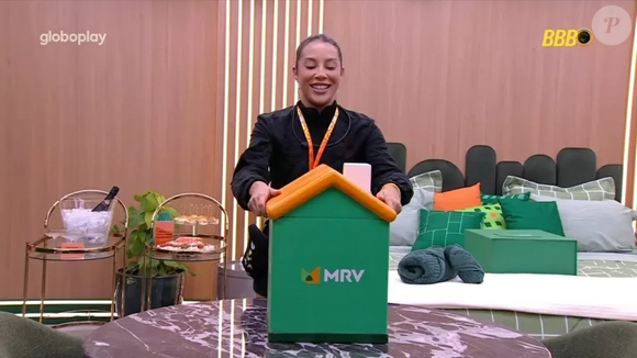 Renata venceu a 10ª Prova do Líder e foi direto curtir seu Apê, recheado de fotos da infância e da sua amizade com Eva, que estava no VIP. Na cerimônia, ao levantar o telhado, veio o presente: o apartamento