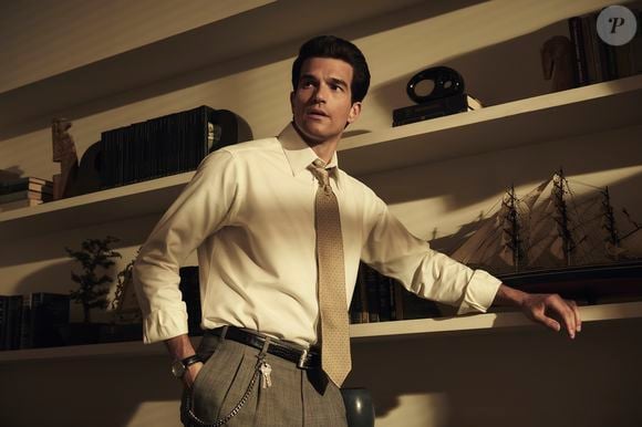 O estreante Paul Anthony Kelly assume o desafio de interpretar John F. Kennedy Jr.