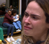 ‘Reta final mais emocionante da história’: Tadeu Schmidt invade o ‘BBB 26’, abraça finalistas e leva Ana Paula às lágrimas; assista