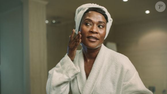 Aos 50+, a pele pede mais do que hidratação: exige ativos estratégicos que atuem profundamente para recuperar firmeza, luminosidade e vitalidade do rosto