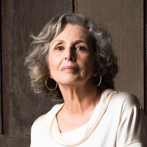 Vitória (Irene Ravache) volta falida na segunda fase da novela