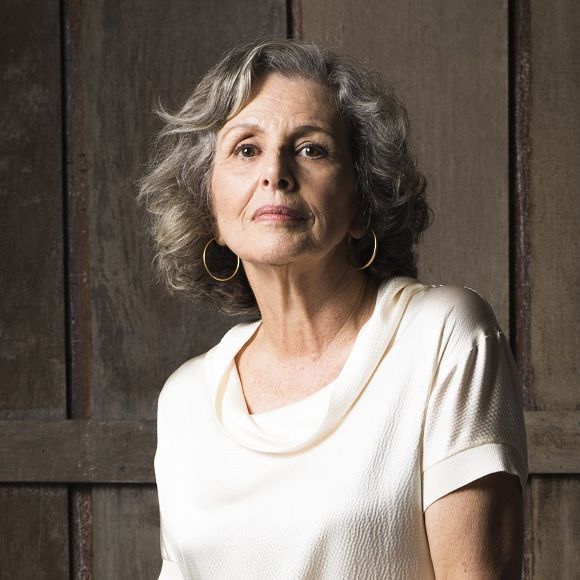 Vitória (Irene Ravache) volta falida na segunda fase da novela