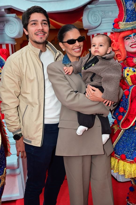 Mariana Rios com o marido e o filho no aniversário de 1 ano de Bento, filho de Thiaguinho e Carol Peixinho