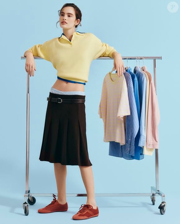 O novo tênis minimalista da Anacapri pode ser combinado com shorts, vestidos, saias ou calças mais soltinhas, permitindo diferentes produções para a temporada de verão
