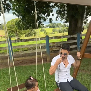 Zezé Di Camargo dividiu com os fãs um momento afetivo da filha, Clara, de 1 ano