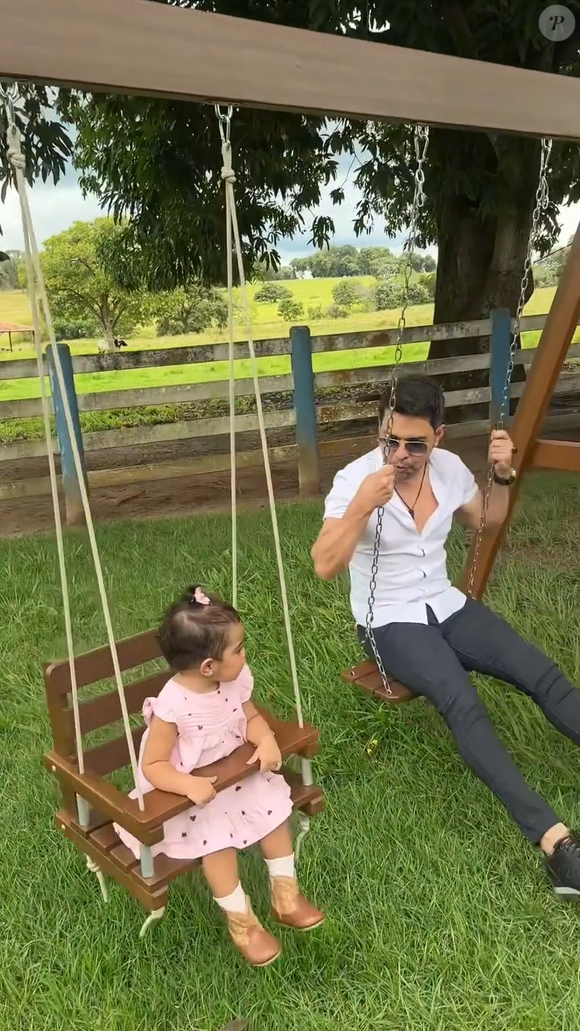 Zezé Di Camargo dividiu com os fãs um momento afetivo da filha, Clara, de 1 ano
