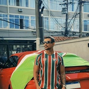 O cantor e ator Xamã é um dos famosos que torcem pelo Fluminense. Para os tricolores que gostam de levar a paixão pelo futebol também para o visual, o novo Tênis Fluminense Slipstream, da Puma, combina as cores verde, grená e branco em um modelo inspirado nos clássicos calçados de basquete