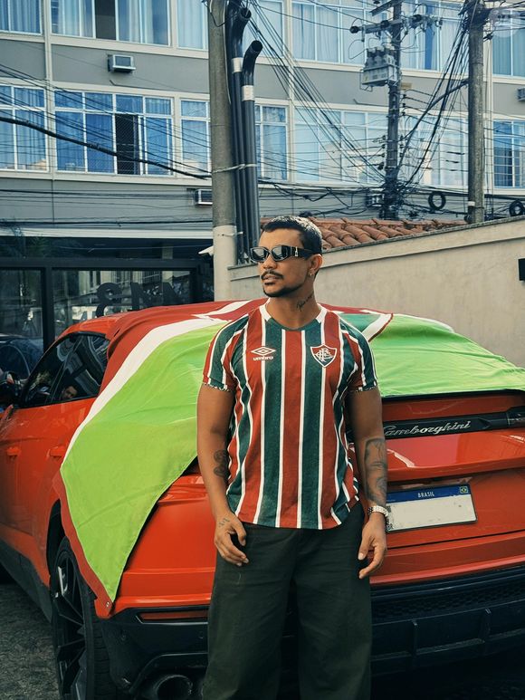 O cantor e ator Xamã é um dos famosos que torcem pelo Fluminense. Para os tricolores que gostam de levar a paixão pelo futebol também para o visual, o novo Tênis Fluminense Slipstream, da Puma, combina as cores verde, grená e branco em um modelo inspirado nos clássicos calçados de basquete