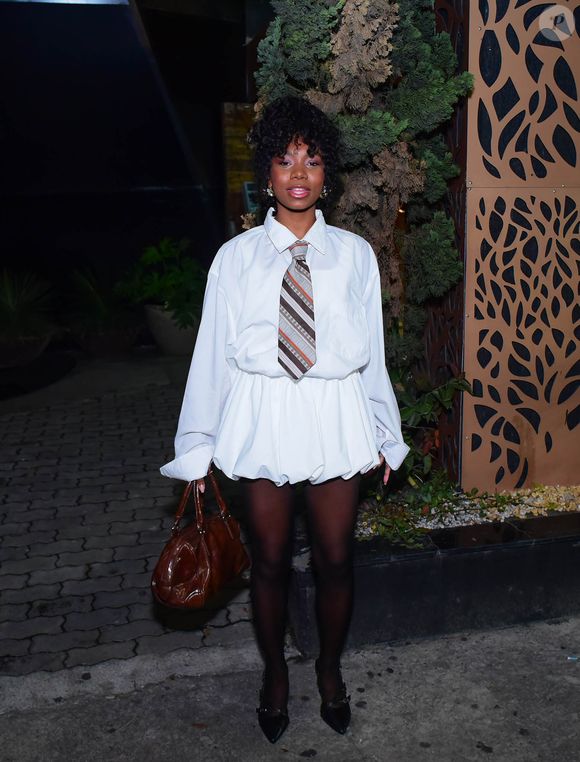 Além disso, camisas de gola alta e blusas térmicas também funcionam muito bem sob o vestido.