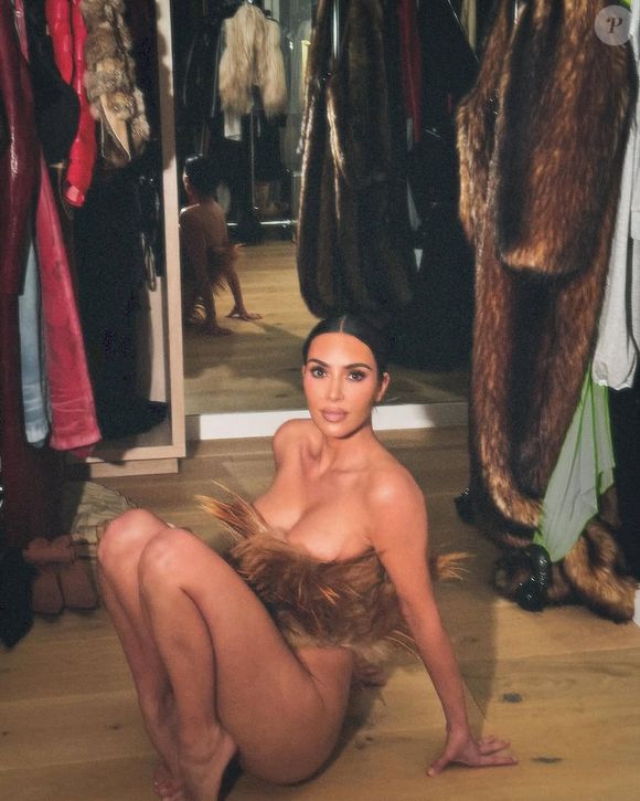 Na última quinta-feira (03), Kim Kardashian surgiu em fotos ousadas na web.