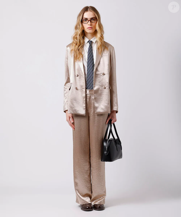 Brilho com assinatura de poder: o blazer acetinado da coleção Mindse7, da C&A, por R$ 399,99, mostra que, assim como Carminha, o dourado continua essencial, agora reinterpretado em 2026 dentro da estética elegante do corpcore