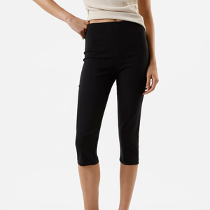Elegante e versátil, a calça capri preta da C&A mostra que a tendência pode ser usada no dia a dia sem abrir mão do conforto e da sofisticação