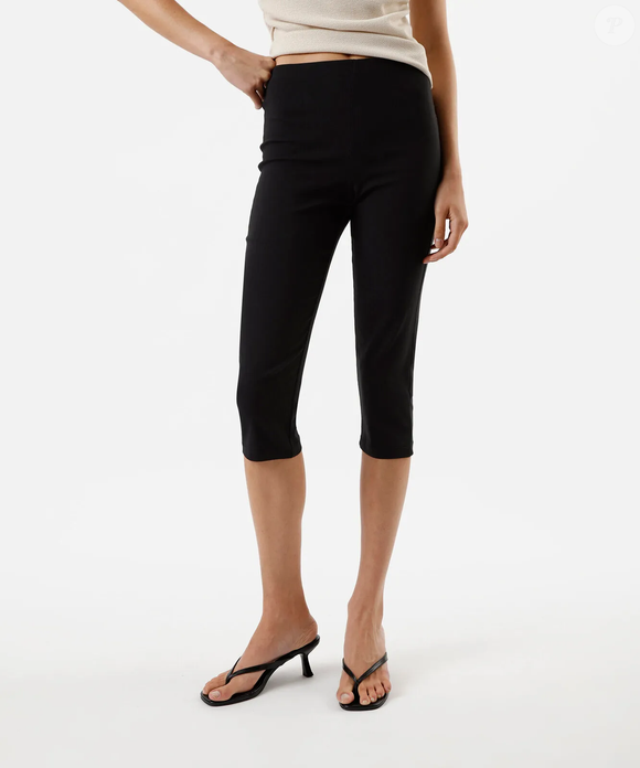 Elegante e versátil, a calça capri preta da C&A mostra que a tendência pode ser usada no dia a dia sem abrir mão do conforto e da sofisticação