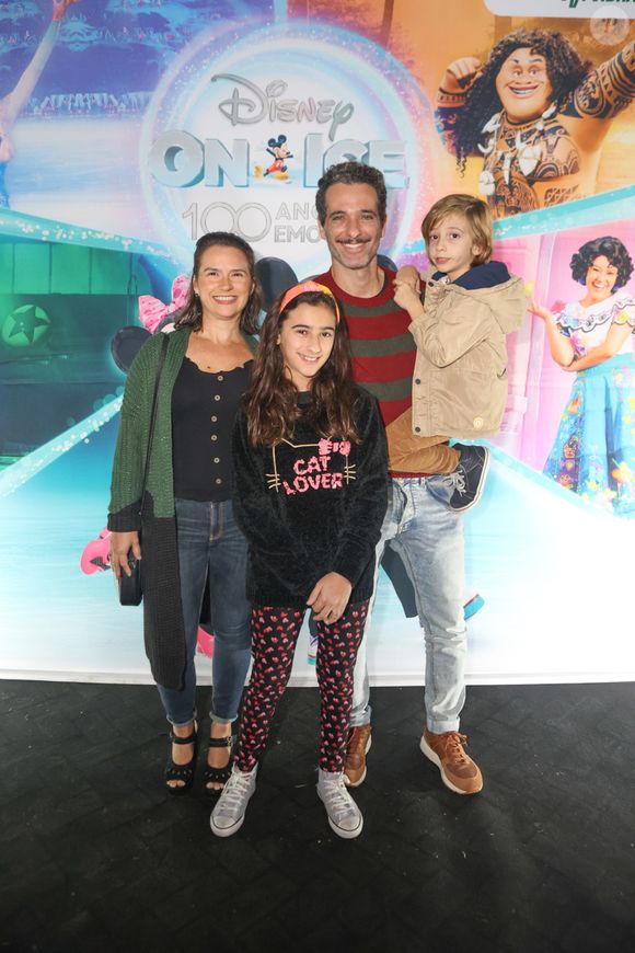 Mouhamed Harfouch e família assistem espetáculo 'Disney On Ice'