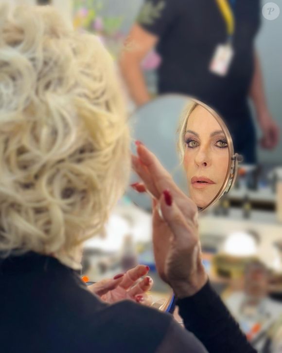 Aos 76 anos de idade, Ana Maria Braga garantiu que gosta de se ver nua no espelho