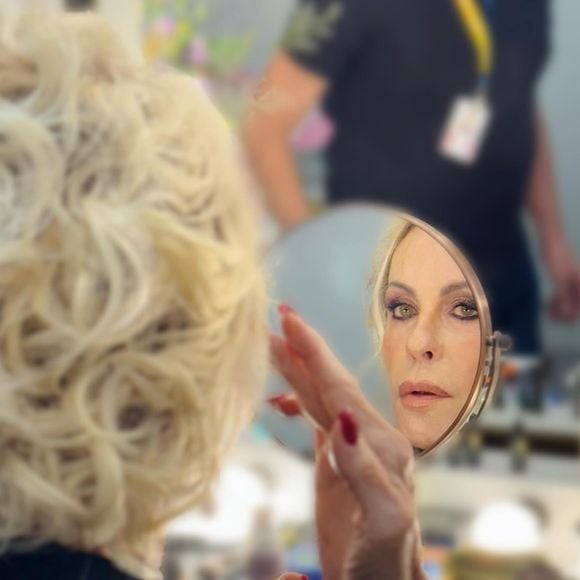 Aos 76 anos de idade, Ana Maria Braga garantiu que gosta de se ver nua no espelho