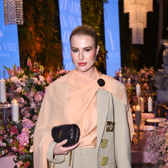 Fernanda Keulla, campeã do 'BBB 13', prestigiou festa de Vera Viel