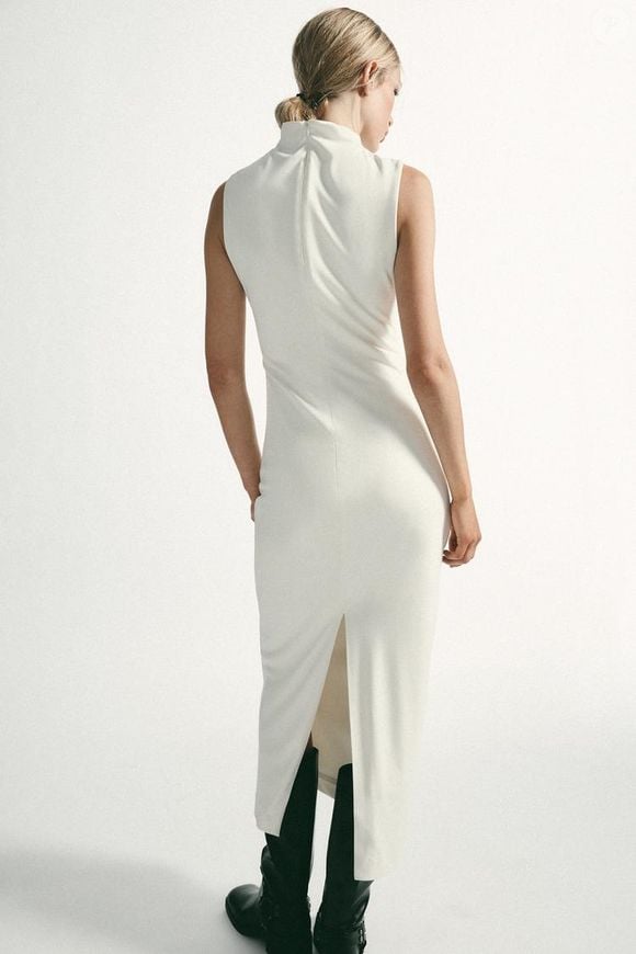 O drapeado sutil adiciona sofisticação ao vestido midi, que transita facilmente entre compromissos profissionais e ocasiões especiais