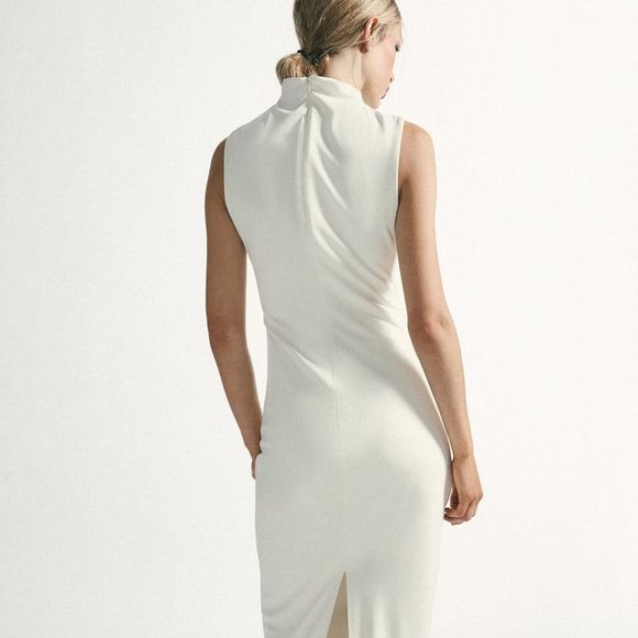 O drapeado sutil adiciona sofisticação ao vestido midi, que transita facilmente entre compromissos profissionais e ocasiões especiais