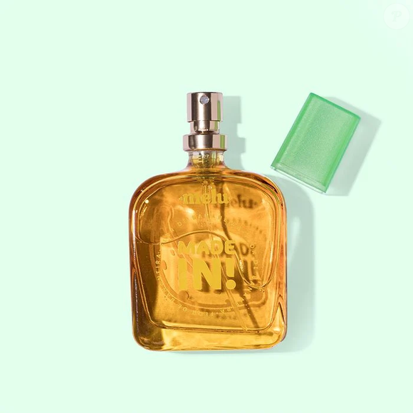 A Melu transformou a clássica banana do quintal em um perfume gourmand tropical que mistura jasmim, musk e fava tonka em uma fragrância acessível e cheia de personalidade