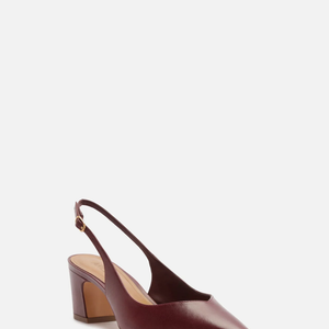 O recorte em V na parte superior ajuda a valorizar o pé e reforça o visual sofisticado do modelo