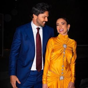 Patricia Abravanel e Fabio Faria estão no centro de rumores de crise no casamento de nove anos. Segundo o Alô Alô Bahia, a apresentadora viajou à Itália com os filhos e a mãe, Iris Abravanel, sem a companhia do marido e apareceu sem a aliança