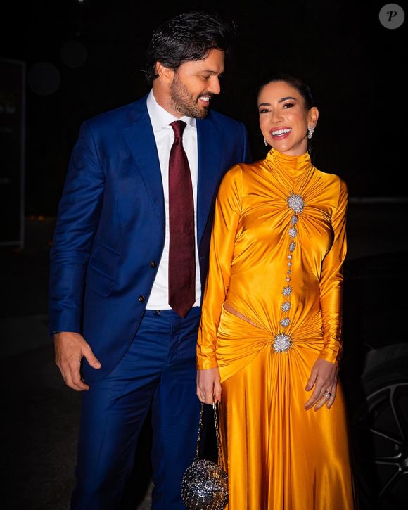 Patricia Abravanel e Fabio Faria estão no centro de rumores de crise no casamento de nove anos. Segundo o Alô Alô Bahia, a apresentadora viajou à Itália com os filhos e a mãe, Iris Abravanel, sem a companhia do marido e apareceu sem a aliança