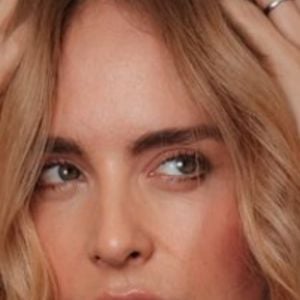 Nesta primavera, o cabelo está em movimento, com camadas definidas e muito volume desde a raiz, mas sem perder o seu acabamento natural.