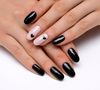 Unhas decoradas com preto: essa nail art de coração é fácil de copiar