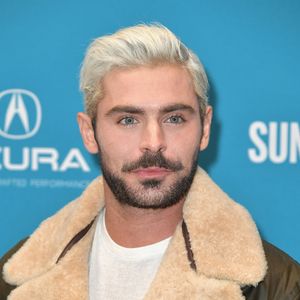 2019: Zac Efron apareceu completamente platinado, uma novidade para seu visual