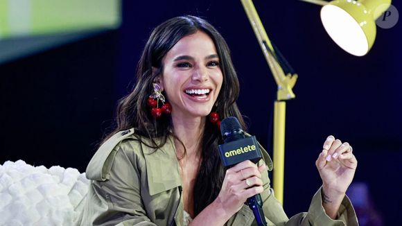 Bruna Marquezine em foto na CCXP25 em dezembro de 2025, 20 anos após viver Maria Flor na novela 'América'