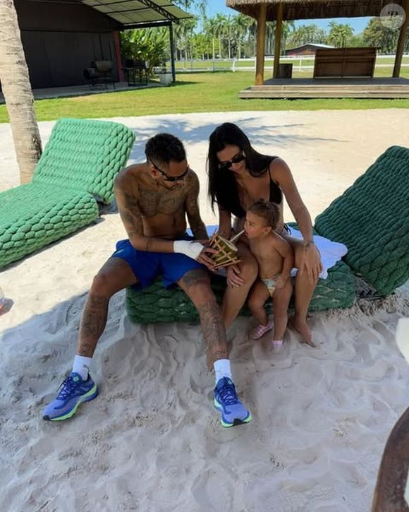 Bruna Biancardi contou ter escrito que estava grávida em uma roupinha de Mavie que foi entregue a Neymar