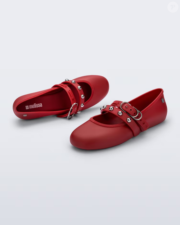 Disponível por R$ 114,90, a Melissa Soft Ballerina Studs aparece como opção para quem quer renovar os looks de inverno sem abrir mão do conforto