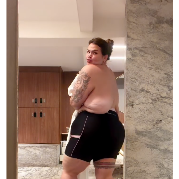 No conteúdo, Thais Carla destacou seu corpo real, com direito ao excesso de pele pelo emagrecimento