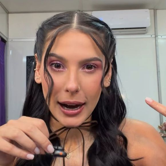 Ana Castela contou que tem orelha de abano