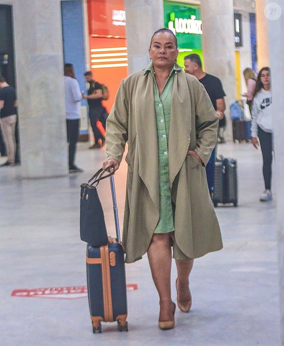 Solange Couto, do BBB 26, em foto de 2024 ao embarcar no Rio de Janeiro