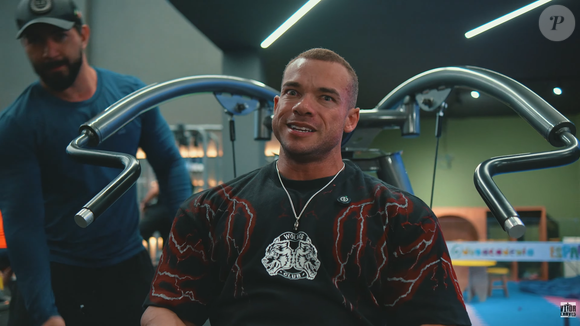 Histórico: Vitor Chaves se torna o primeiro brasileiro a vencer uma categoria profissional no Arnold UK e recebe o troféu das mãos de Arnold Schwarzenegger