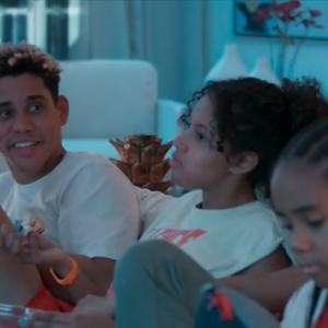 Mesmo com novos lançamentos todos os dias, muitas pessoas preferem rever filmes e séries que já conhecem. A familiaridade pode explicar a escolha